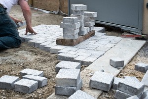 Pose de pavés devant une habitation